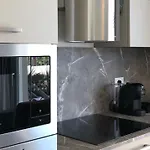 *central Lakeside Apt*swimming Pool & Free Parking Apartamento
